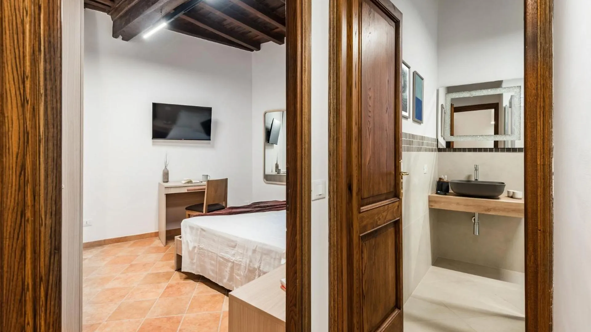 רומא The Best Rent - Peaceful Oasis With Garden And Jacuzzi Near The Colosseum 0*,  איטליה