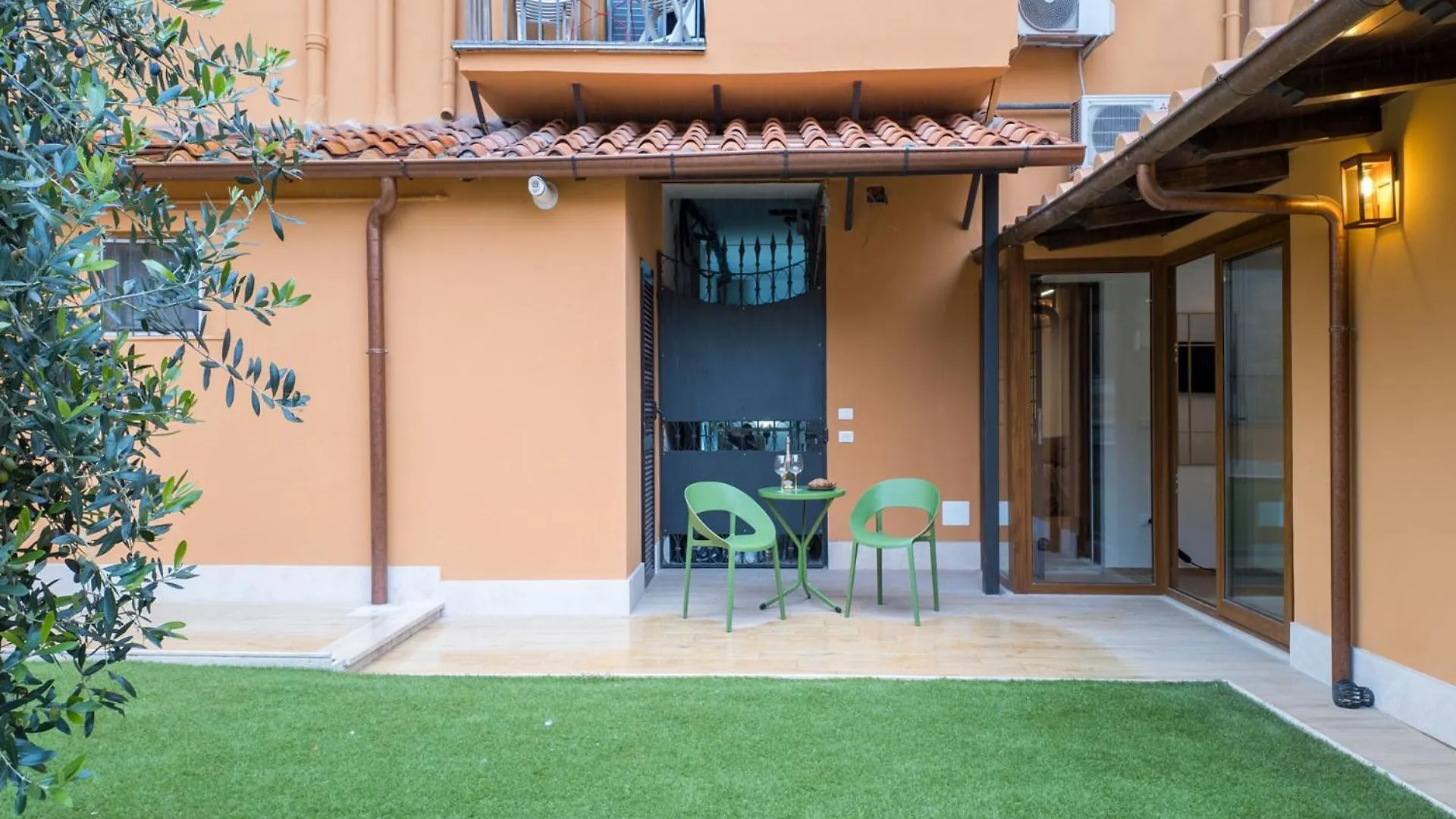 רומא The Best Rent - Peaceful Oasis With Garden And Jacuzzi Near The Colosseum דירה